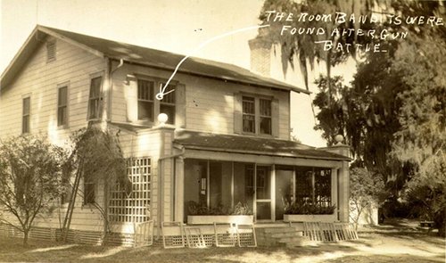 The house in Ocklawaha, Florida where FBI agents killed Freddy and "Ma" Barker. The arrow points to the bedroom where the bodies were found.