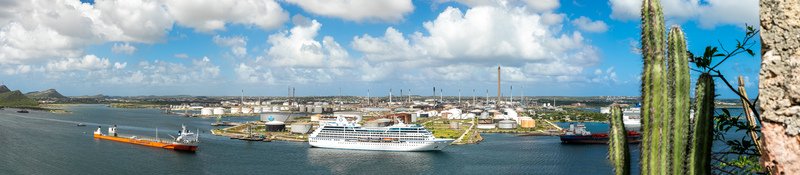 A cruise ship enters Curaçao past the Isla Oil Refinery in January 2021 (Aatu Dorochenko - Own Work)