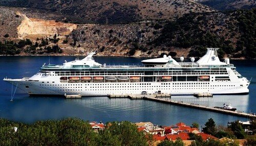 Royal Caribbean's Rhapsody of the Seas in 2018 (Kefalonia2015 - Own Work)