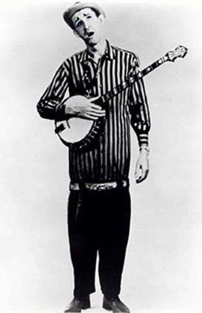 David Akeman in costume as "Stringbean" (ranker.com)