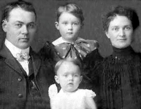 Villisca axe murder victims Josiah and Sarah Moore, with their two oldest children, Herman and Katherine, ca. 1905.