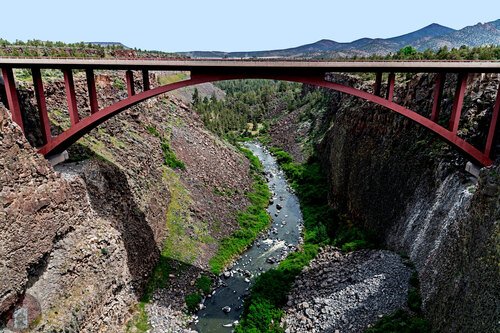 The Crooked River High Bridge spans the Crooked River near where Jackson and Freeman dumped Martha and Larry Jackson. The nearby Rex T. Barber Veterans Memorial Bridge replaced it for automobile traffic in 2000.  (flicker.com)